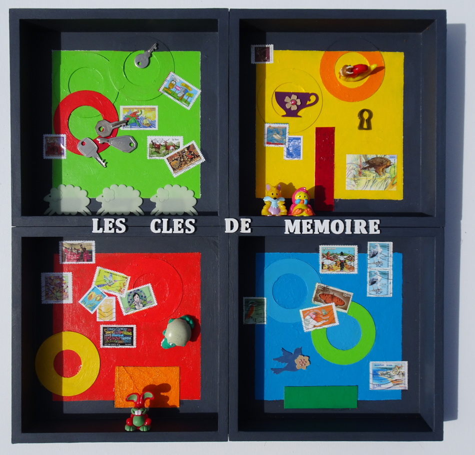 Les clés de mémoire - Collage en 3D - 4 boîtes en bois peint et objets collés - hauteur: 43 cm - largeur: 43 cm - profondeur: 4 cm - 2022